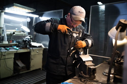 走進俄羅斯卡斯利市建筑工藝美術品工廠 手工藝品的藝術傳承